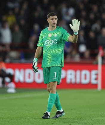 Premier League - Brentford v Chelsea LONDON, ENGLAND, SEPTEMBER 18: Emiliano Martinez of Chelsea during The Premier League match between Brentford v Chelsea at GTECH Community Stadium, London, England, on September 18. (Photo by Daniel Weir) London GTECH Community Stadium England Copyright: xDanielxWeir SportsxPressxPhotox Sportspressphoto_SPR234092