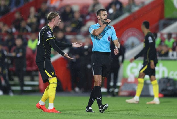 Premier League - Brentford v Chelsea LONDON, ENGLAND, SEPTEMBER 18: Cole Palmer of Chelsea argues with Referee, Andy Madley during The Premier League match between Brentford v Chelsea at GTECH Community Stadium, London, England, on September 18. (Photo by Daniel Weir) London GTECH Community Stadium England Copyright: xDanielxWeir SportsxPressxPhotox Sportspressphoto_SPR234102
