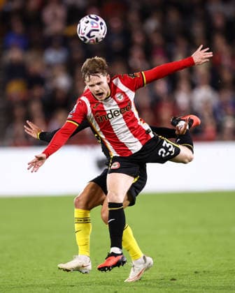 Brentford gegen Chelsea, 18. September 2026, London, Premier League, Fußball: Brentford gegen Chelsea – Pedro Neto von Chelsea stößt Keane Lewis Potter von Brentford in den Rücken. Foto: Jacques Feeney. Abseits. London, Großbritannien  Copyright: xJacquesxFeeneyx xOffsidexOffside