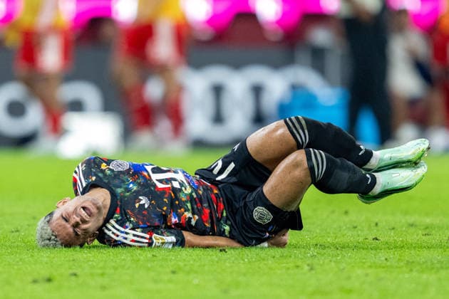 Luis Diaz 14 FC Bayern Munich is being followed, pain, FC Bayern Munich 1 FC Union Berlin, Bundesliga, Matchday 4, September 18, 2026 DFB regulations prohibit any use of photographs as image sequences and or quasi-video Munich Bayern Germany Copyright: xkolbert-press UlrichxGamelx