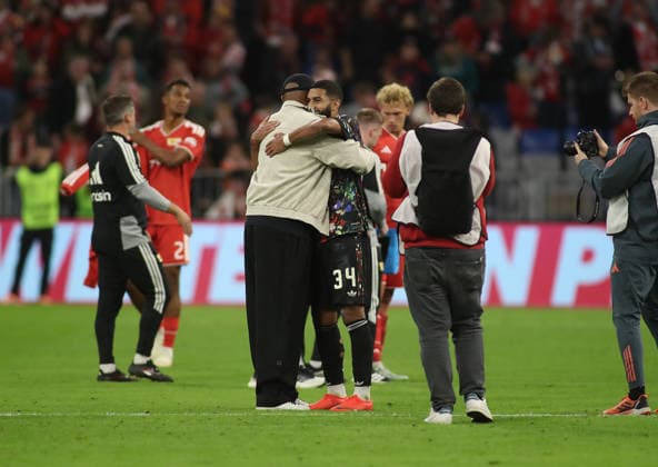 Soccer, Men s, Bundesliga, 2026–2027 Season, FC Bayern Munich vs. FC Union Berlin, Allianz Arena: Post-game hug between Vincent Kompany, coach of FC Bayern Munich, and Ismael Saibari of FC Bayern Munich. DFB and DFL regulations prohibit any use of photographs as image sequences and or quasi-video.