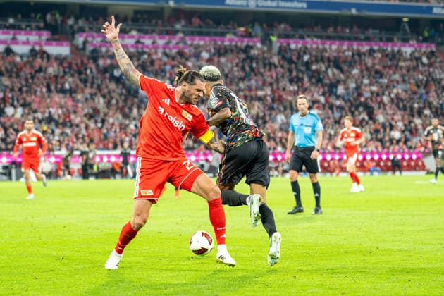 Christopher Trimmel 28, 1. FC Union Berlin, holds Luis Diaz 14, FC Bayern Munich; FC Bayern Munich 1, 1. FC Union Berlin; Bundesliga, Matchday 4, September 18, 2026. DFB regulations prohibit any use of photographs as image sequences and or quasi-video. Munich, Bayern, Germany Copyright: xkolbert-press UlrichxGamelx