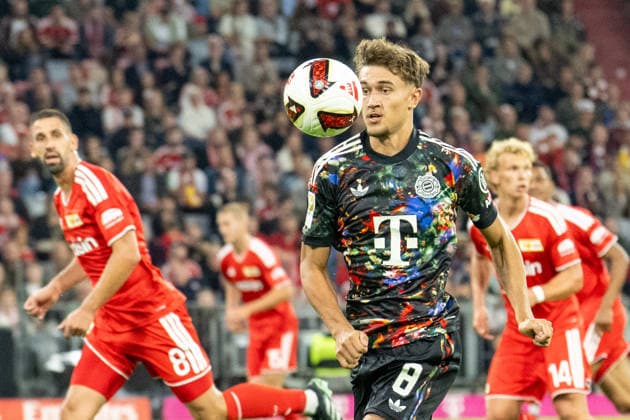 Tom Bischof 8, FC Bayern Munich, receives the ball; FC Bayern Munich 1, FC Union Berlin; Bundesliga; Matchday 4; September 18, 2026. DFB regulations prohibit any use of photographs as image sequences and or quasi-video. Munich, Bayern, Germany Copyright: xkolbert-press UlrichxGamelx