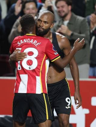 Premier League - Brentford v Chelsea LONDON, ENGLAND, SEPTEMBER 18: GOAL 2-0, Igor Thiago of Brentford goal celebration with Mamadou Sangare of Brentford after scoring a goal to put Brentford 2-0 ahead during The Premier League match between Brentford v Chelsea at GTECH Community Stadium, London, England, on September 18. (Photo by Daniel Weir) London GTECH Community Stadium England Copyright: xDanielxWeir SportsxPressxPhotox Sportspressphoto_SPR234125