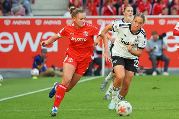 Mainz, Germany, September 18, 2026, Women’s Bundesliga 1, 2026–2027, Matchday 5: 1. FSV Mainz 05 vs. Eintracht Frankfurt. Pictured, from left, in a tackle: Sabina Jackson (FSV) vs. Danique Tolhoek (Frankfurt). DFL and DFB regulations prohibit any use of photographs as image sequences and or quasi-video at Bruchweg Stadium, Rhineland-Palatinate Copyright: xFotostandx xRacochax