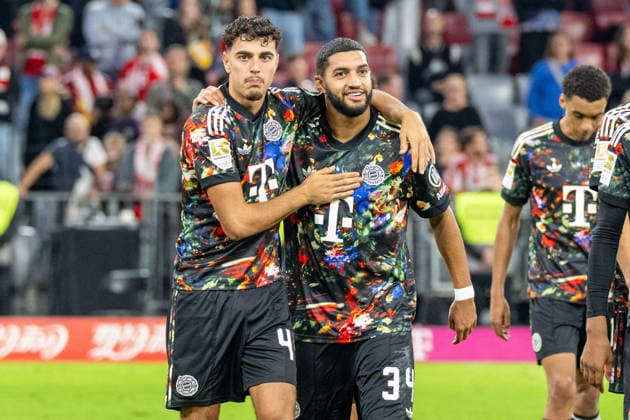 The FC Bayern team with the fans after the 7-0 win: Aleksandar Pavlovic 45 (FC Bayern Munich), Ismael Saibari 34 (FC Bayern Munich), FC Bayern Munich 1, FC Union Berlin, Bundesliga, Matchday 4, September 18, 2026. DFB regulations prohibit any use of photographs as image sequences and or quasi-video. Munich, Bayern, Germany Copyright: xkolbert-press UlrichxGamelx