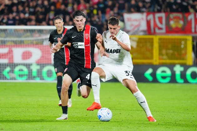 IPA88681619 - Luca Lipani (US Sassuolo) and Jay Steven Robinson (AC Monza) during the AC Monza vs. US Sassuolo Serie A soccer match in Monza, Italy, on September 18, 2026  Copyright: xLucaxRossini IPAxSportx xx IPA88681619