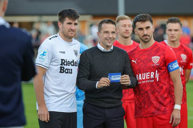 September 18, 2026, Soccer, Men s, 2026–2027 Season, Bavarian Regional League, Matchday 10: TSV Buchbach vs. FC Schweinfurt 05. From left: Kevin Fery (FC Schweinfurt 05), 15, BFV President Christoph Kern, and Samed Bahar (TSV Buchbach), 08. Buchbach SMR Arena, Bavaria, Germany