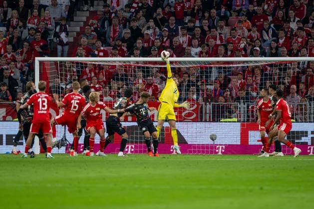 Soccer, Men s, 2026–2027 Season, Bundesliga 1, Matchday 4, FC Bayern Munich vs. 1. FC Union Berlin; Bayern Munich goalkeeper Manuel Neuer saves a header by Tom Rothe of 1. FC Union Berlin, September 18, 2026, Copyright: xMatthiasxKochx
