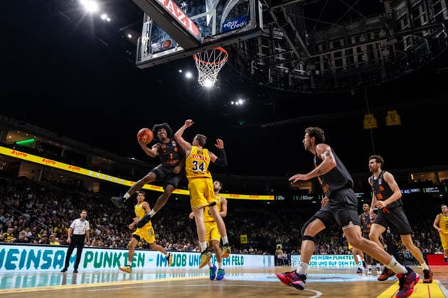 September 18, 2026, GER, BBL easyCredi Basketball Bundesliga Berlin, ALBA Berlin vs. Niners Chemnitz; Stefan Smith (Niners Chemnitz), 2; Justin Bean (ALBA Berlin), 34; Berlin Uber Arena, Berlin, Germany