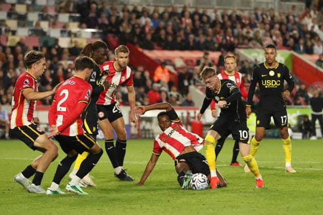 18th September 2026; Gtech Community Stadium, London, England; Premier League Football, Brentford versus Chelsea; Cole Palmer of Chelsea works through Brentford defence for a shot on goal KatiexChan