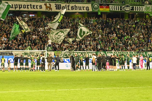 Men s I Women s I 2026–2027 Season I 2. Bundesliga I Matchday 6 I VfL Wolfsburg vs. SV Darmstadt 98 I September 18, 2026 The VfL Wolfsburg team is celebrated by fans after the final whistle Wolfsburg Volkswagen Arena Lower Saxony Germany Copyright: xLobeca InesxHähnelx