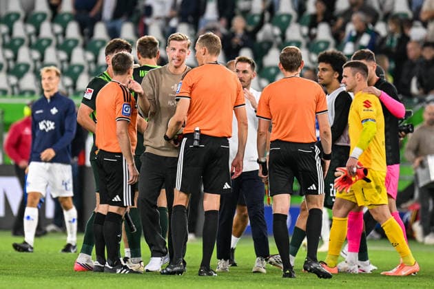 Men s I Women s I 2026–2027 Season I 2. Bundesliga I Matchday 6 I VfL Wolfsburg vs. SV Darmstadt 98 I September 18, 2026 Florian Kohfeldt, Head Coach, SV Darmstadt 98 seeks a meeting with the referees after the game; Wolfsburg, Volkswagen Arena, Lower Saxony, Germany Copyright: xLobeca InesxHähnelx