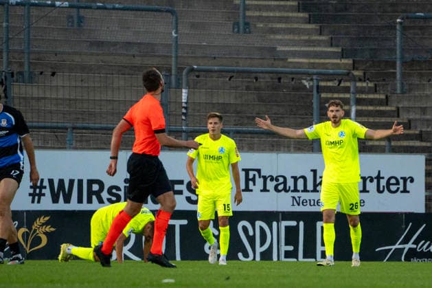 September 18, 2026, xerix, Southwest Regional Soccer League, FSV Frankfurt vs. Stuttgarter Kickers: Luca Trslic of SV Stuttgarter Kickers speaking with the referee after a foul in Frankfurt