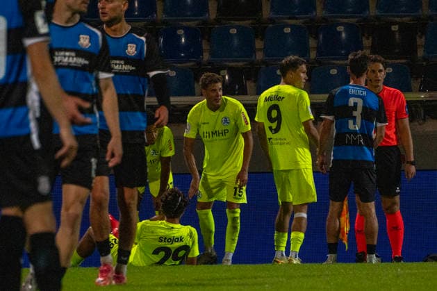 September 18, 2026, xerix, Southwest Regional Soccer League, FSV Frankfurt vs. Stuttgarter Kickers; David Stojak (SV Stuttgarter Kickers) is down on the field due to injury and is being attended to by David Udogu (SV Stuttgarter Kickers) and Nico Blank (SV Stuttgarter Kickers), Frankfurt