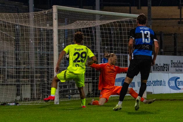 September 18, 2026, xerix, Southwest Regional Soccer League, FSV Frankfurt vs. SV Stuttgarter Kickers: Goalkeeper Lucas Becker of FSV Frankfurt makes a save following a shot on goal by David Stojak of SV Stuttgarter Kickers Frankfurt
