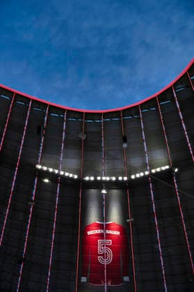 Larger-than-life jersey with the number 5 on the back in memory of Franz Beckenbauer under the stadium roof, Blue Hour FC Bayern Munich (FCB) vs. 1. FC Union Berlin (FCU) September 18, 2026 DFL regulations prohibit any use of photographsRAPHS AS IMAGE SEQUENCES AND OR QUASI-VIDEO FC Bayern Munich (FCB) vs. 1. FC Union Berlin (FCU)