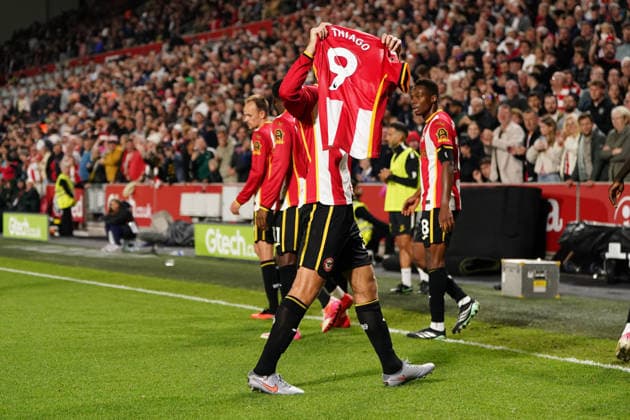 Premier League: Brentford v Chelsea Vitaly Janelt of Brentford holds Igor Thiago of Brentford shirt up after making it 2-0 during the Premier League match Brentford vs Chelsea at GTECH Community Stadium, London, United Kingdom on 18 September 2026 (Photo by Harvey Murphy News Images) Copyright: xHarveyxMurphy NewsxImagesx