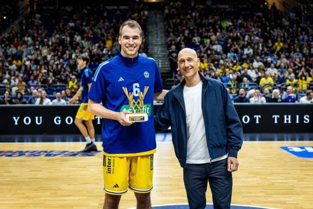 Basketball Berlin, September 18, 2026; 2026–2027 Season; EasyCredit BBL 1 Bundesliga Men; Alba Berlin vs. NINERS Chemnitz; Pascal Roller presented Malte Delow of Alba Berlin with, No. 06, the award for Most Likeable Player of the 2025–2026 season