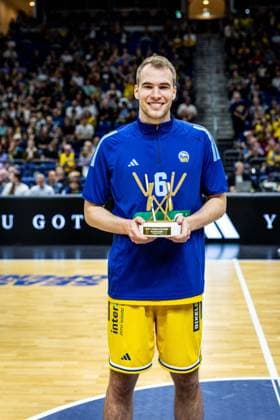 Basketball Berlin, September 18, 2026; 2026–2027 Season; EasyCredit BBL 1 Bundesliga Men; Alba Berlin vs. NINERS Chemnitz; Pascal Roller presented Malte Delow of Alba Berlin with, No. 06, the award for Most Likeable Player of the 2025–2026 season