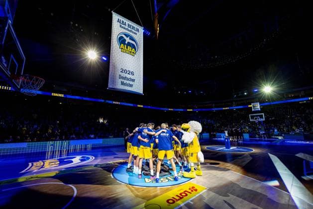 Basketball Berlin, September 18, 2026; 2026–2027 Season; EasyCredit BBL 1 Bundesliga Men’s Division; Alba Berlin NINERS vs. Chemnitz; Team Introduction; Huddle; The banner for the 2026 German Championship is hoisted beneath the roof of the uber Arena