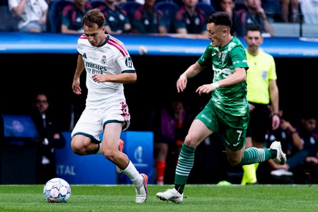 Real Madrid U20 vs. Santiago Wanderers U20, U20 Intercontinental Cup, September 19, 2026, Santiago Bernabéu Stadium, Madrid, Spain Daniel Yanez of Real Madrid is marked by Vicente Vargas during the U-20 Intercontinental Cup final between Real Madrid and Santiago Wanderers at Santiago Bernabéu Stadium in Madrid, Spain Madrid Santiago Bernabéu Stadium Madrid Spain Copyright: xAlejandroxMatiasxAcostax