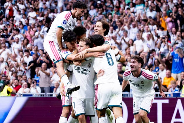 Real Madrid U20 vs. Santiago Wanderers U20, U20 Intercontinental Cup, September 19, 2026, Santiago Bernabéu Stadium, Madrid, Spain Daniel Yanez celebrates his goal with his Real Madrid teammates Jesus Fortea, Sergio Martinez, Mario Rivas, Joan Martinez, and Jorge Cestero during the U-20 Intercontinental Cup final between Real Madrid and Santiago Wanderers at Santiago Bernabéu Stadium in Madrid, Spain Madrid Santiago Bernabéu Stadium Madrid Spain Copyright: xAlejandroxMatiasxAcostax
