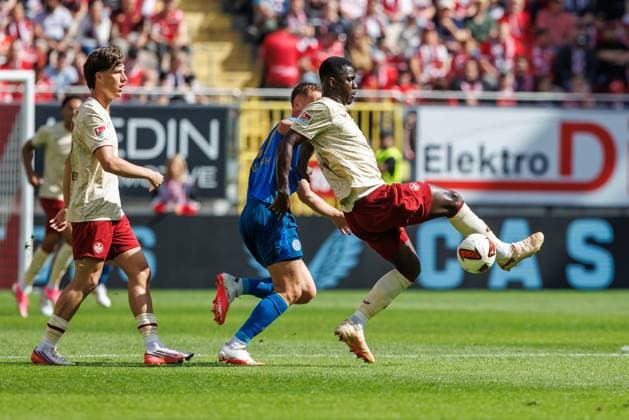 Maxwell Gyamfi of 1 FC Kaiserslautern in a tackle with Jan Urbich of Eintracht Braunschweig, Action: 1 FC Kaiserslautern vs. Eintracht Braunschweig, Soccer, 2. Bundesliga, Matchday 6, 2026–2027 Season, September 19, 2026, 1 FC Kaiserslautern vs. Eintracht Braunschweig, soccer, 2. Bundesliga, Matchday 6, 2026–2027 season, September 19, 2026 Copyright: xEibnerxPressefotox EP_ANS