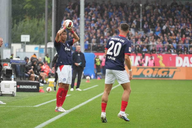 Soccer I Men s I 2026–2027 Season I 2. Bundesliga I Matchday 6 I Holstein Kiel vs. VfL Osnabrück I September 19, 2026 Hiroki Sekine 32, Holstein Kiel takes the throw-in at Kiel Holstein Stadium, Schleswig-Holstein, Germany Copyright: xLobeca MaschaxHolmx