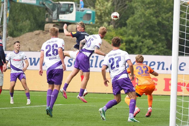 Soccer I Men s I 2026–2027 Season I 2. Bundesliga I Matchday 6 I Holstein Kiel vs. VfL Osnabrück I September 19, 2026 Noah Madsen 5, Holstein Kiel heads the ball at Kiel Holstein Stadium, Schleswig-Holstein, Germany Copyright: xLobeca MaschaxHolmx