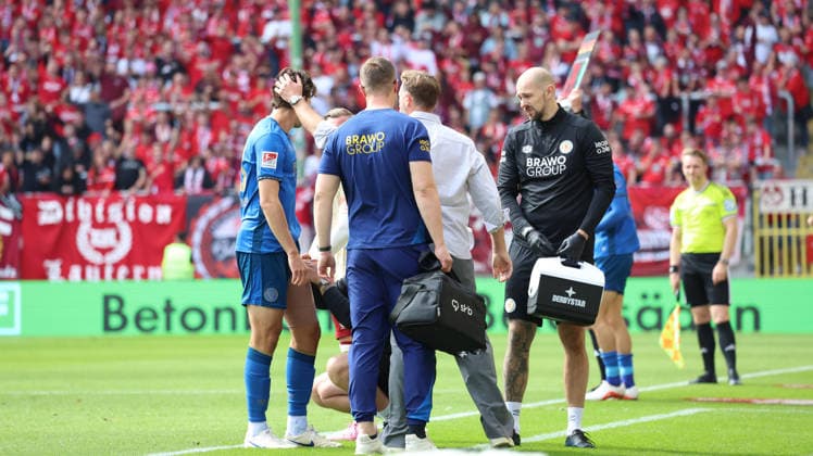 September 19, 2026, xrekx, Soccer, 2. Bundesliga, 1. FC Kaiserslautern vs. Eintracht Braunschweig, Isidoros Koutsidis (Eintracht Braunschweig) injured, injury, pain, pains, injured, injury, pain, pains Lars Kornetka, Coach, Eintracht Braunschweig DFL DFB REGULATIONS PROHIBIT ANY USE OF PHOTOGRAPHS AS IMAGE SEQUENCES AND OR QUASI-VIDEO Kaiserslautern