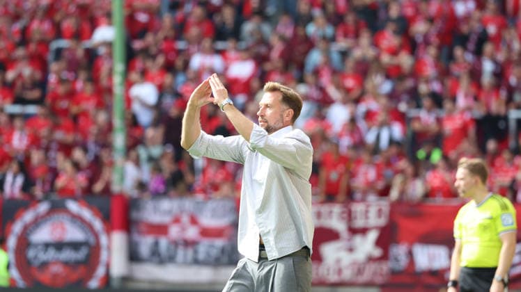 September 19, 2026, xrekx, Soccer, 2. Bundesliga, 1. FC Kaiserslautern vs. Eintracht Braunschweig; Lars Kornetka, coach of Eintracht Braunschweig, gives instructions, gesticulates with his arms, gesticulates DFL DFB REGULATIONS PROHIBIT ANY USE OF PHOTOGRAPHS as IMAGE SEQUENCES and or QUASI-VIDEO Kaiserslautern