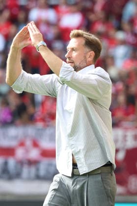 September 19, 2026, xrekx, Soccer, 2. Bundesliga, 1. FC Kaiserslautern vs. Eintracht Braunschweig; Lars Kornetka, coach of Eintracht Braunschweig, gives instructions, gesticulates with his arms, gesticulates DFL DFB REGULATIONS PROHIBIT ANY USE OF PHOTOGRAPHS as IMAGE SEQUENCES and or QUASI-VIDEO Kaiserslautern
