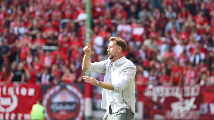 September 19, 2026, xrekx, Soccer, 2. Bundesliga, 1. FC Kaiserslautern vs. Eintracht Braunschweig; Lars Kornetka, coach of Eintracht Braunschweig, gives instructions, gesticulates with his arms, gesticulates DFL DFB REGULATIONS PROHIBIT ANY USE OF PHOTOGRAPHS as IMAGE SEQUENCES and or QUASI-VIDEO Kaiserslautern