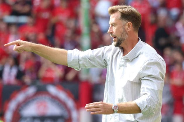 September 19, 2026, xrekx, Soccer 2. Bundesliga, 1. FC Kaiserslautern vs. Eintracht Braunschweig; Lars Kornetka, coach of Eintracht Braunschweig, gives instructions, gesticulates with his arms, gesticulates DFL DFB REGULATIONS PROHIBIT ANY USE OF PHOTOGRAPHS as IMAGE SEQUENCES and or QUASI-VIDEO Kaiserslautern