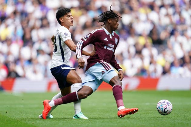 Premier League: Tottenham Hotspur v Aston Villa Mateus Fernandes of Tottenham Hotspur and Johan Manzambi of Aston Villa during the Premier League match Tottenham Hotspur vs Aston Villa at Tottenham Hotspur Stadium, London, United Kingdom on 19 September 2026 (Photo by Harvey Murphy News Images) Copyright: xHarveyxMurphy NewsxImagesx