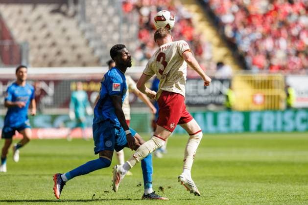 Aaron Opoku of Eintracht Braunschweig in a tackle with Alex Murphy of 1 FC Kaiserslautern, Action: 1 FC Kaiserslautern vs. Eintracht Braunschweig, Soccer, 2. Bundesliga, Matchday 6, 2026–2027 Season, September 19, 2026, 1 FC Kaiserslautern vs. Eintracht Braunschweig, soccer, 2. Bundesliga, Matchday 6, 2026–2027 season, September 19, 2026 Copyright: xEibnerxPressefotox EP_ANS