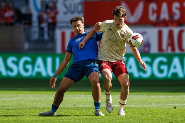 Leon Robinson of 1 FC Kaiserslautern in a tackle with Max Marie of Eintracht Braunschweig, Action 1 FC Kaiserslautern vs. Eintracht Braunschweig, Soccer, 2. Bundesliga, Matchday 6, 2026–2027 Season, September 19, 2026: 1 FC Kaiserslautern vs. Eintracht Braunschweig, Soccer, 2. Bundesliga, Matchday 6, 2026–2027 Season, September 19, 2026 Copyright: xEibnerxPressefotox EP_ANS