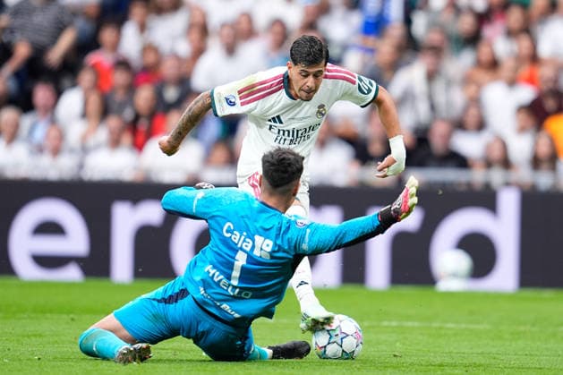 September 19, 2026, Madrid, Madrid, Spain: Alexis Ciria of Real Madrid and Fabiano Avello of CD Santiago Wanderers compete for the ball during the Under-20 Intercontinental Cup Final 2026, football match between Real Madrid and Santiago Wonders at Bernabeu stadium on September 19, 2026, in Madrid, Spain. Madrid Spain - ZUMAa181 20260919_zaa_a181_065 Copyright: xDennisxAgyemanx