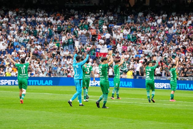 Futbol, Real Madrid vs Santiago Wanderers. Final Intercontinental Sub 20, 2026. Los jugadores de Santiago Wanderers saludana los hinchas antes de la final intercontinental contra el Real Madrid realizada en el estadio Santiago Bernabeu de Madrid, Espana. 19 09 2026 AFP7 Photosport Football, Real Madrid vs Santiago Wanderers. 2026, U 20, Intercontinental Final. Santiago Wanderers players salute fans prior to the 2026 U20 Intercontinental Final match against Real Madrid at the Santiago Bernabeu stadium in Madrid, Spain. 19 09 2026 AFP7 Photosport Real Madrid vs Santiago Wanderers, final intercontinental sub 20, 2026 