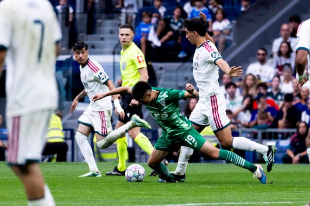 Real Madrid U20 vs. Santiago Wanderers U20, U20 Intercontinental Cup, September 19, 2026, Santiago Bernabéu Stadium, Madrid, Spain. Sergio Martinez of Real Madrid defends against Villarroel during the U-20 Intercontinental Cup final between Real Madrid and Santiago Wanderers at Santiago Bernabéu Stadium in Madrid, Spain. Madrid, Santiago Bernabéu Stadium, Madrid, Spain Copyright: xAlejandroxMatiasxAcostax