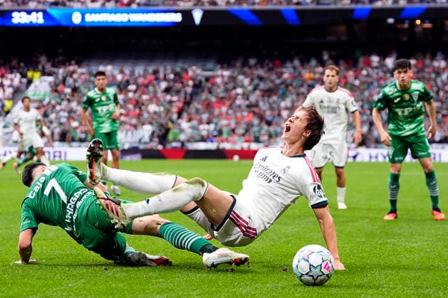 Futbol, Real Madrid vs Santiago Wanderers. Final Intercontinental Sub 20, 2026. El jugador de Santiago Wanderers Vicente Vargas, izquierda, disputa el balon con Joan Martinez del Real Madrid durante la final intercontinental realizada en el estadio Santiago Bernabeu de Madrid, Espana. 19 09 2026 AFP7 Photosport Football, Real Madrid vs Santiago Wanderers. 2026, U 20, Intercontinental Final. Santiago Wanderers player Vicente Vargas, left, vies for the ball against Real Madrid™s Joan Martinez during the 2026 U20 Intercontinental Final match at the Santiago Bernabeu stadium in Madrid, Spain. 19 09 2026 AFP7 Photosport Real Madrid vs Santiago Wanderers, final intercontinental sub 20, 2026