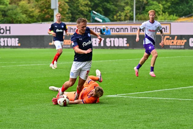 September 19, 2026, Soccer, Men s, 2nd Division Bundesliga, 2026–2027 Season, Holstein Kiel vs. VfL Osnabrück, Matchday 6, KSV, Holstein Stadium: Gyan de Regt earns a penalty kick against goalkeeper Jonas Krumrey, Kiel, Holstein Stadium, Schleswig-Holstein, Germany