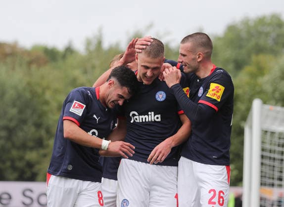Phil Harre s Holstein Kiel celebrates the 1-0 lead; from left: Guillermo Balzi (Holstein Kiel), David Zec (Holstein Kiel). Soccer, Men s, 2026–2027 season, 2. Bundesliga, Holstein Stadium, Holstein Kiel vs. VfL Osnabrück. DFL regulations prohibit any use of photographs as image sequences and or quasi-video.