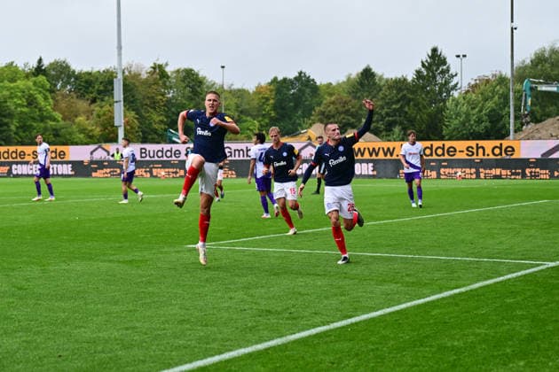 September 19, 2026, Soccer, Men s, 2nd Division Bundesliga, 2026–2027 Season, Holstein Kiel vs. VfL Osnabrück, Matchday 6, KSV, Holstein Stadium. Phil Harres scores the 1–0 goal, and Holstein Kiel celebrates after Gyan de Regt earned the penalty kick. Kiel, Holstein Stadium, Schleswig-Holstein, Germany