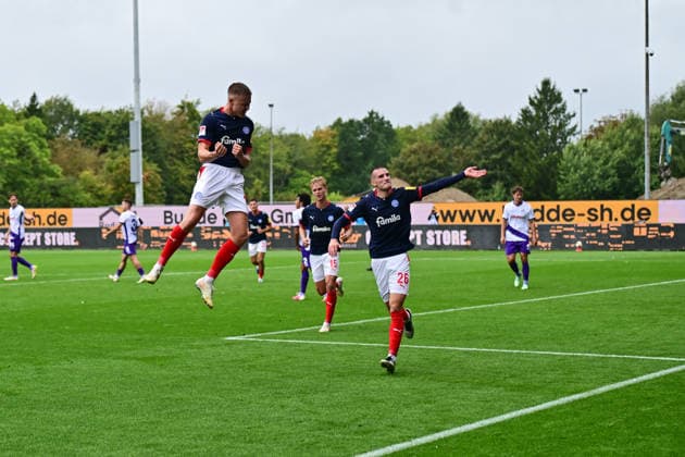 September 19, 2026, Soccer, Men s, 2nd Division Bundesliga, 2026–2027 Season, Holstein Kiel vs. VfL Osnabrück, Matchday 6, KSV, Holstein Stadium. Phil Harres scores the 1–0 goal, and Holstein Kiel celebrates after Gyan de Regt earned the penalty kick. Kiel, Holstein Stadium, Schleswig-Holstein, Germany
