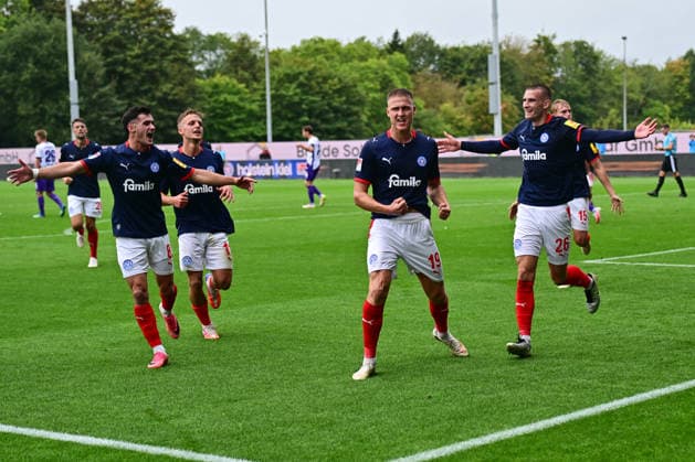 September 19, 2026, Soccer, Men s, 2nd Division Bundesliga, 2026–2027 Season, Holstein Kiel vs. VfL Osnabrück, Matchday 6, KSV, Holstein Stadium. Phil Harres scores the 1–0 goal, and Holstein Kiel celebrates after Gyan de Regt earned the penalty kick. Kiel, Holstein Stadium, Schleswig-Holstein, Germany