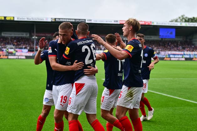September 19, 2026, Soccer, Men s, 2nd Division Bundesliga, 2026–2027 Season, Holstein Kiel vs. VfL Osnabrück, Matchday 6, KSV, Holstein Stadium. Phil Harres scores the 1–0 goal, and Holstein Kiel celebrates after Gyan de Regt earned the penalty kick. Kiel, Holstein Stadium, Schleswig-Holstein, Germany