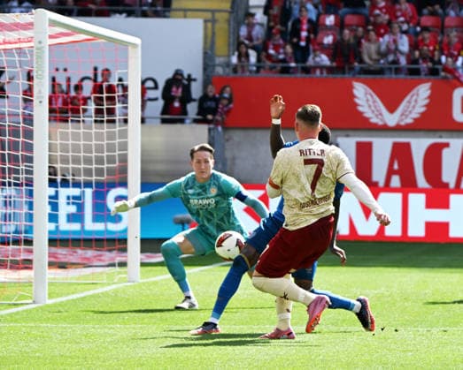 Soccer, 2. Bundesliga, 2026–27 Season, September 19, 2026, Fritz Walter Stadium, 1. FC Kaiserslautern vs. Eintracht Braunschweig, Marlon RITTER (1. FC Kaiserslautern),re, fails to put the ball in the net Goalkeeper Ron Torben HOFFMANN Eintracht Braunschweig 1 FC Kaiserslautern