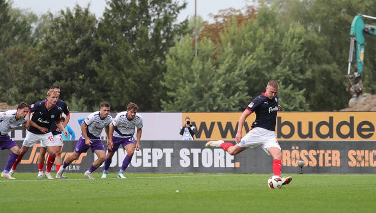 Phil Harre s Holstein Kiel converts the penalty kick to make it 1–0. Soccer, Men s, 2026–2027 Season, 2nd Bundesliga, Holstein Stadium, Holstein Kiel vs. VfL Osnabrück DFL REGULATIONS PROHIBIT ANY USE OF PHOTOGRAPHS AS IMAGE SEQUENCES AND OR QUASI-VIDEO